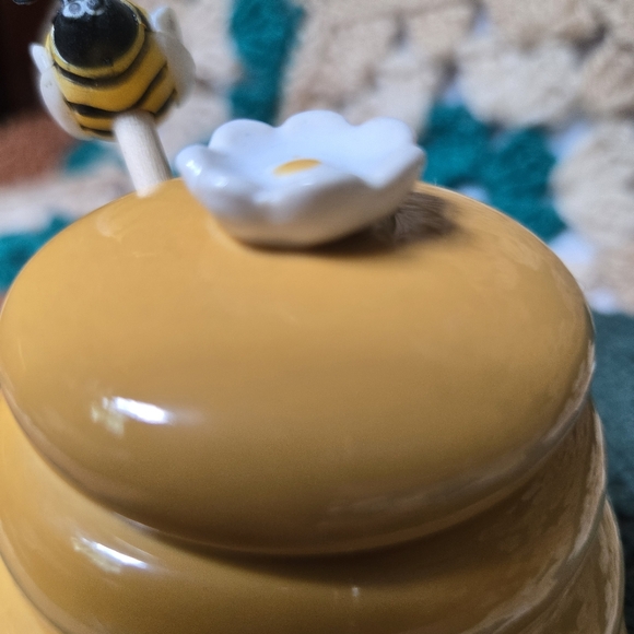 Ceramic Honey Miel Beehive Yellow Gold with Honey Dipper - Picture 6 of 12